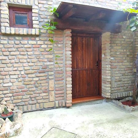 Appartement Wood House à Ruma Extérieur photo